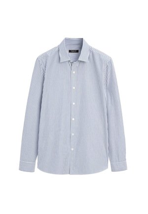 Pánská košile s dlouhým rukávem na knoflíky s modro-bílými vertikálními pruhy, špičatým límcem a zapínáním na knoflíky na manžetách, zobrazena na bílém pozadí.