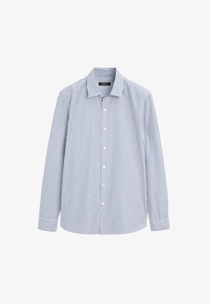 Herrenhemd mit langen Ärmeln und Knöpfen, blau-weiß gestreift mit vertikalen Streifen, spitzem Kragen und geknöpften Manschetten, auf weißem Hintergrund präsentiert.