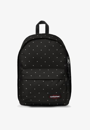 Musta reppu, jossa on harmaita pisteitä sisältävä pistekuvio, etutasku ja yläkahva. Valmistettu kestävästä kankaasta. Brändin logo näkyvissä.
