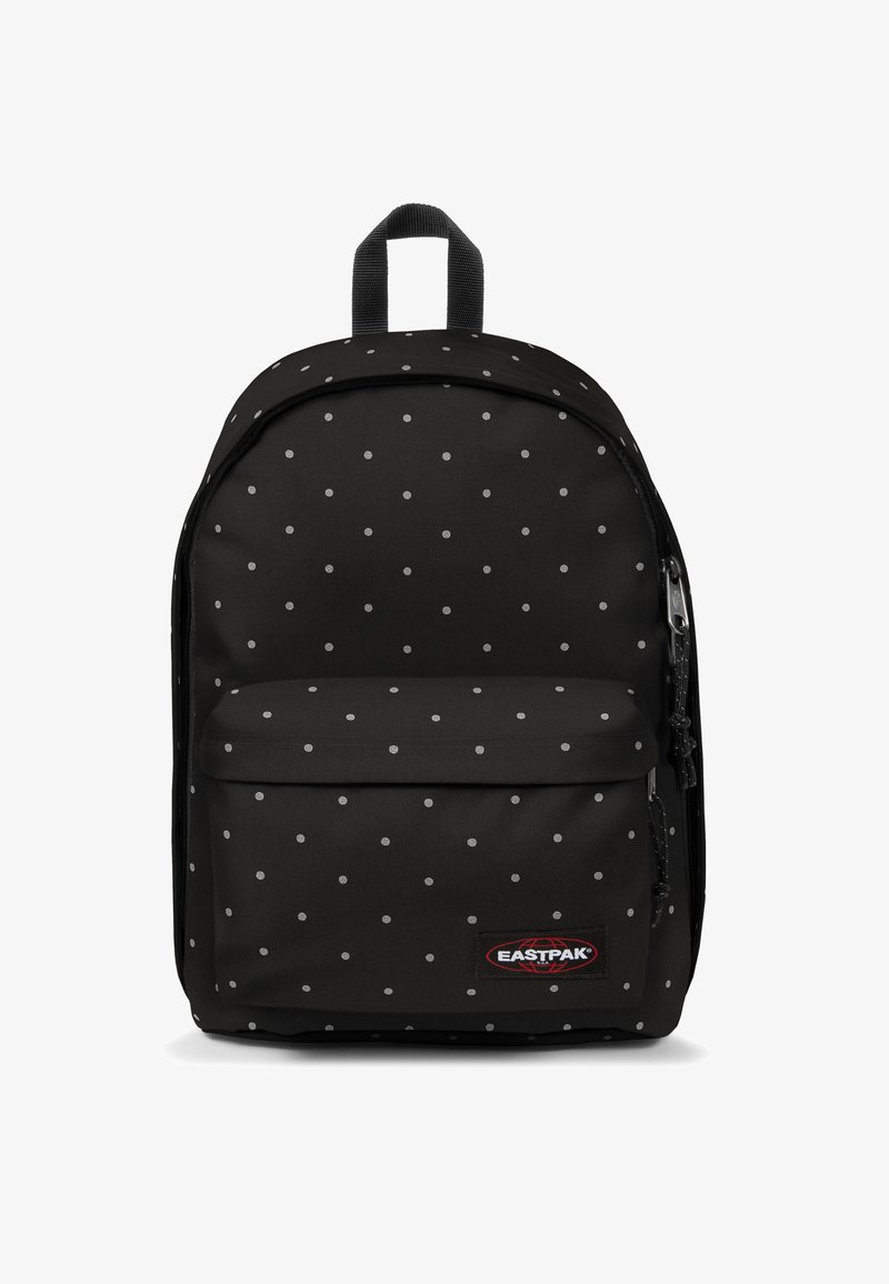 Czarny plecak z wzorem w kropki w kolorze szarym, z przednią kieszenią i górnym uchwytem. Wykonany z trwałej tkaniny. Widoczne logo marki.