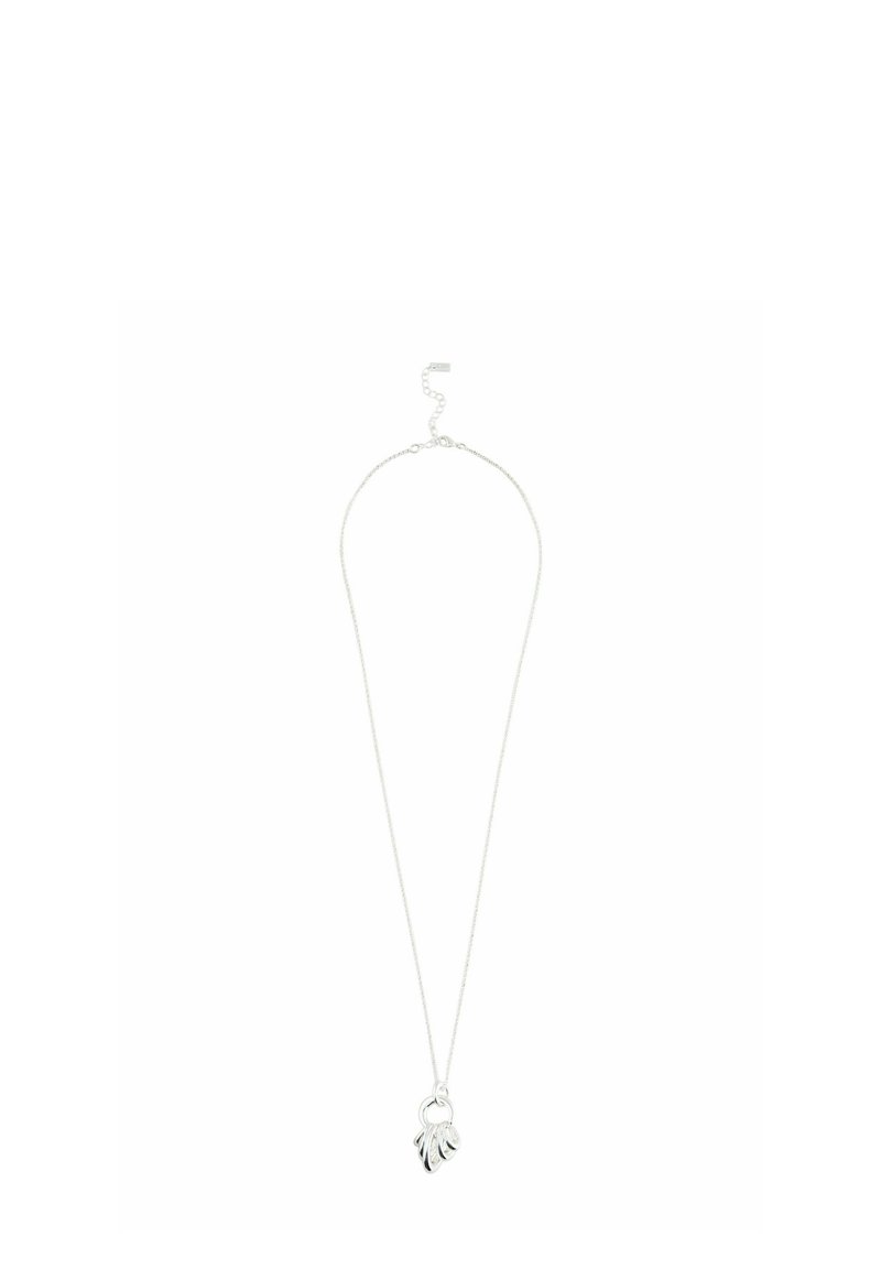 Zilveren ketting met een fijne schakel, voorzien van een ronde hanger in de vorm van elkaar overlappende bladeren. Gladde textuur, minimalistisch ontwerp.