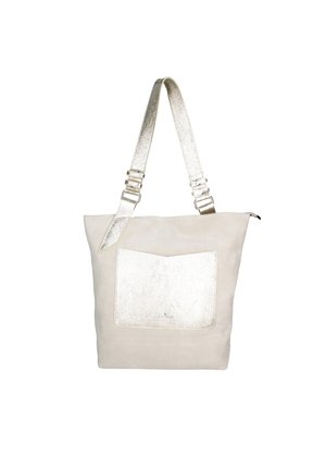 Sac tote en suède beige clair avec une poche et une sangle métalliques argentées. Doté d'une sangle d'épaule réglable et d'une fermeture éclair sur le dessus.