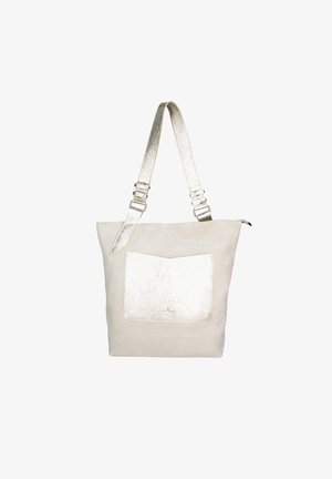 Tote tas van lichtbeige suede met een metallic zilveren accentzak en -band. Beschikt over een verstelbare schouderband en een bovenste ritsluiting.