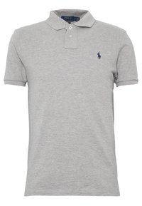 Ljusgrå kortärmad polo med två knappar och en liten mörkblå broderad häst- och ryttarelogotyp på bröstet.