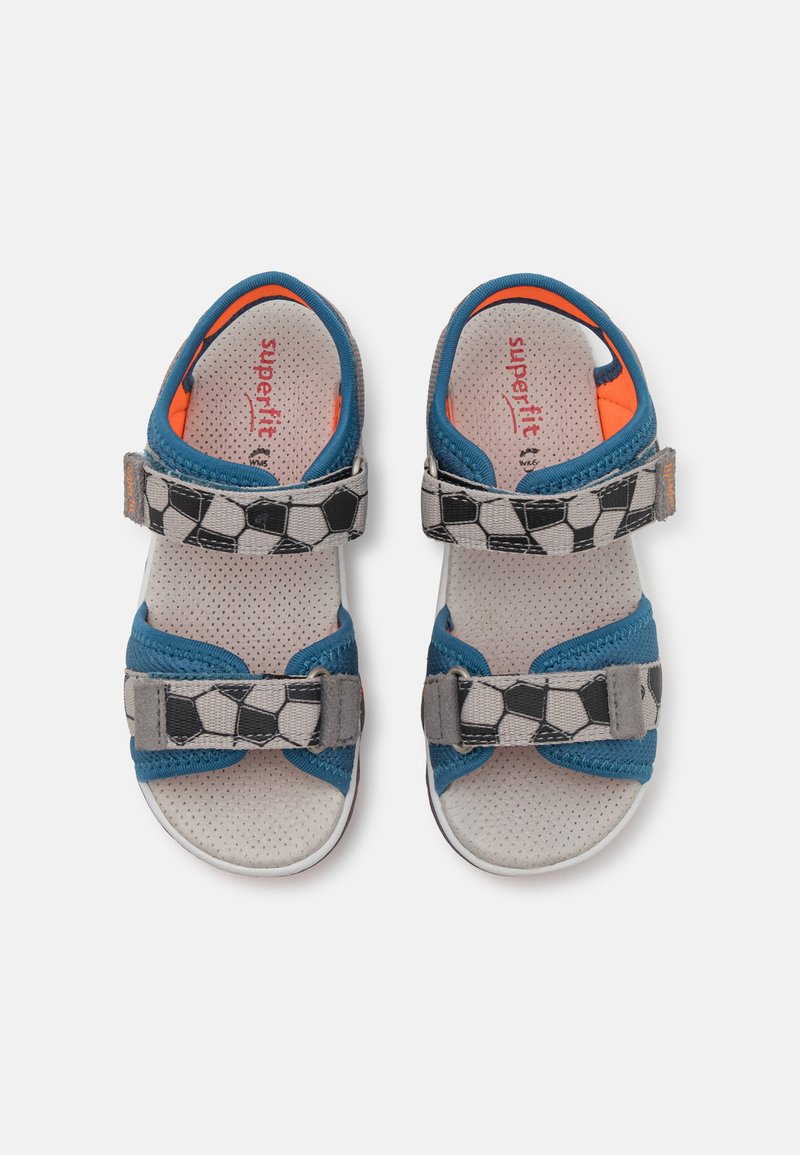 Blaue und graue Kindersandalen mit verstellbaren Riemen, Obermaterial aus Mesh, hexagonalen Mustern und einem strukturierten, gepolsterten Fußbett.