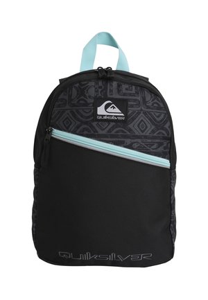 Sac à dos noir avec un motif géométrique texturé, fermeture éclair bleu clair et une poignée supérieure. Présente un patch logo et une finition en tissu lisse.