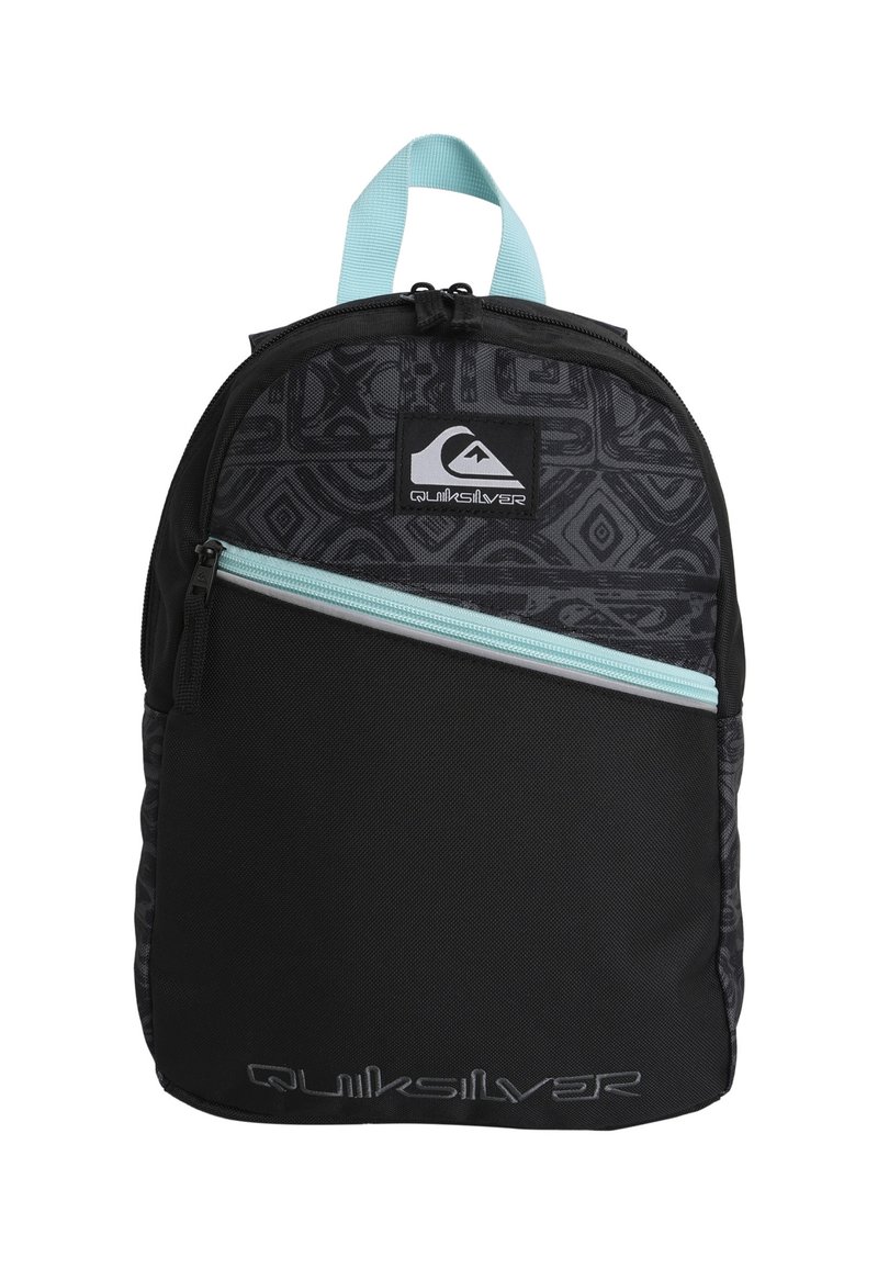Mochila negra con un patrón geométrico texturizado, cremallera azul clara y un asa en la parte superior. Presenta un parche con el logo y un acabado de tela suave.
