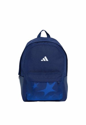 Sac à dos bleu foncé avec une poche avant zippée présentant des motifs d'étoiles bleues et un logo triangulaire blanc sur le compartiment principal.