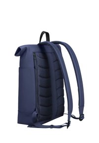 Jūras zila mugursoma ar ruļļu augšdaļu, ar polsterētu acs aizmuguri un regulējamām siksnām. Iekļauj sānu rāvējslēdzēja kabatu un gludu faktūru.