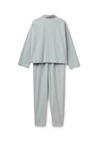 Conjunto de ropa cómoda a rayas en verde claro y púrpura. Incluye una parte superior con cuello y mangas largas, y pantalones a juego con cintura elástica.