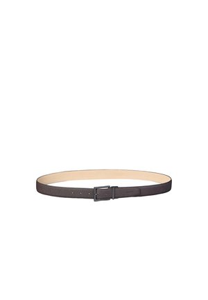 Cintura in pelle marrone scuro con fibbia rettangolare nera, esposta arrotolata per mostrare la fodera interna beige liscia e i fori di regolazione.