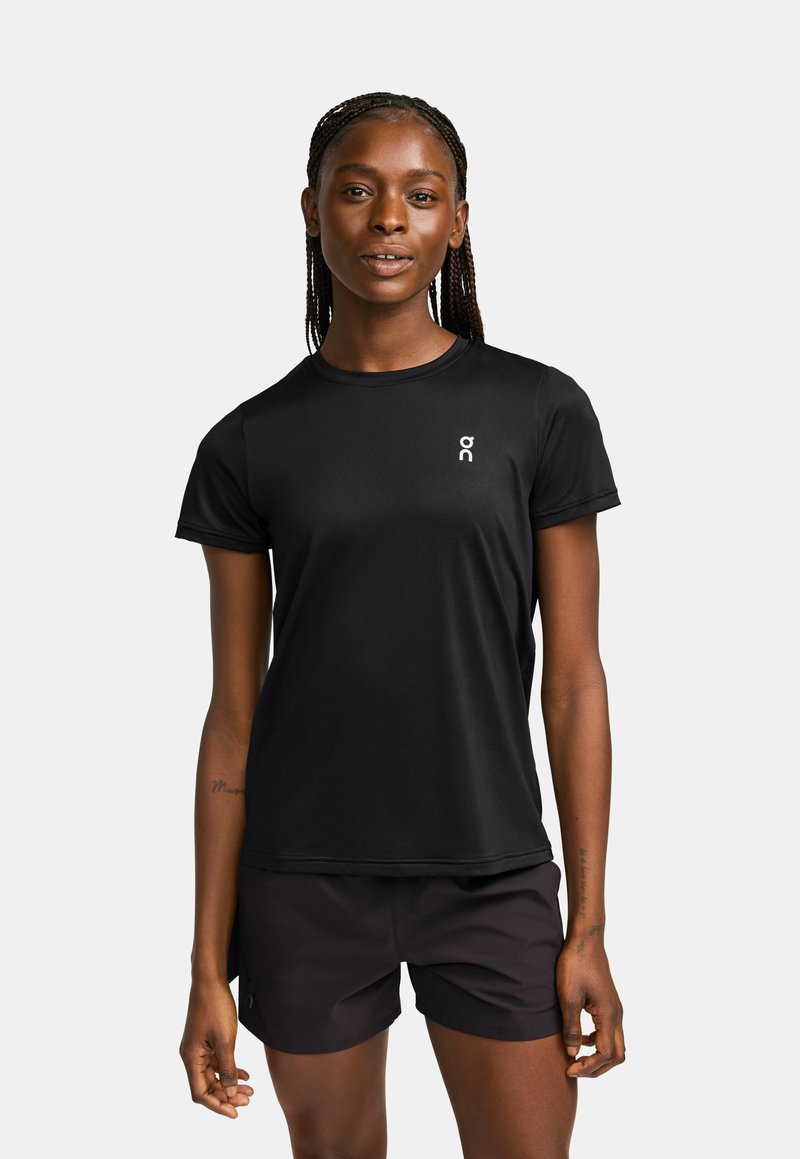 T-shirt atletico nero con maniche corte e colletto rotondo. Presenta un piccolo logo bianco sul lato sinistro del petto. Realizzato in materiale leggero e lucido.