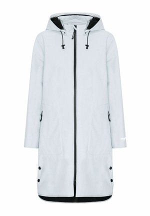 Parka impermeable gris claro con acentos negros. Presenta una capucha, cremallera frontal, dos bolsillos laterales y puños ajustables. Textura suave.