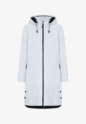 Parka impermeable gris claro con acentos negros. Presenta una capucha, cremallera frontal, dos bolsillos laterales y puños ajustables. Textura suave.