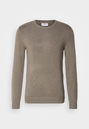 Khaki-värinen neulepaita, joka on valmistettu pehmeästä neulemateriaalista, jossa on pyöreä pääntie, pitkät hihat ja hillitty brodeerattu logo rinnassa.