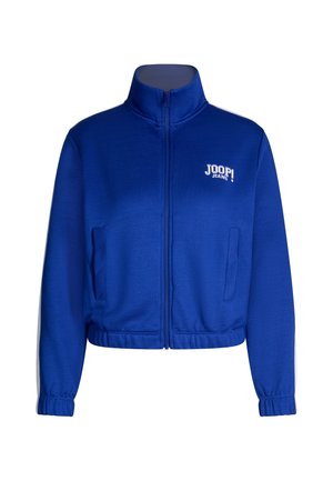 Przycięta niebieska kurtka na zamek, wykonana z miękkiego materiału, z wysokim kołnierzem, dwiema bocznymi kieszeniami i białym logo "JOOP! JEANS" na piersi.