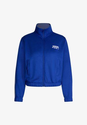 Abgeschnittene blaue Zip-Jacke aus weichem Material, mit hohem Kragen, zwei Seitentaschen und einem weißen "JOOP! JEANS"-Logo auf der Brust.