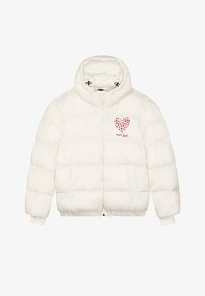 Giacca a piumino bianca con collo alto, cerniera frontale, polsini elastici e due tasche laterali. Presenta un design a cuore rosso e la scritta "SWEETheart".