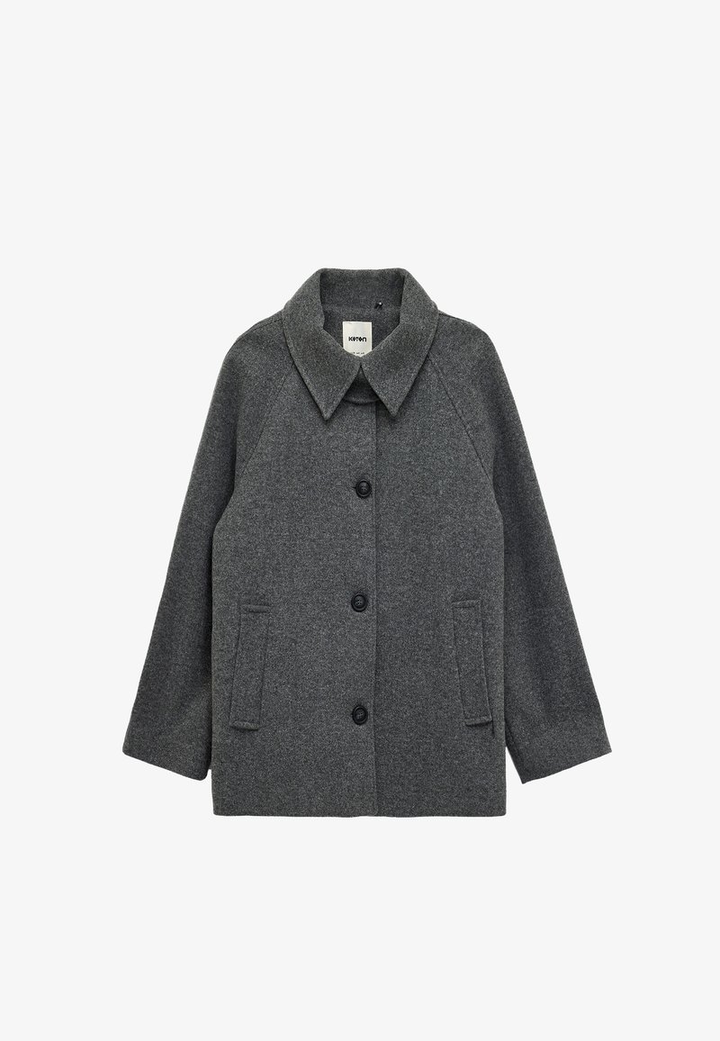 Abrigo de lana gris con cuello tipo solapa, cierre delantero de botones y dos bolsillos laterales. Presenta una tela texturizada y un corte relajado.
