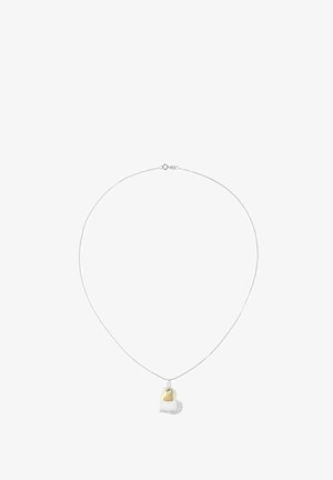 Zilveren ketting met een hangertje in de vorm van een hart, met een gouden accent en een gestructureerd detail. Eenvoudig ontwerp, geschikt voor diverse gelegenheden.