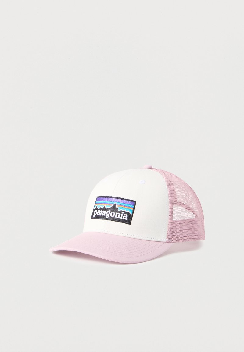 Gorra trucker de Patagonia de malla blanca y rosa con logo de montaña multicolor en el frente, sobre un fondo claro y liso.