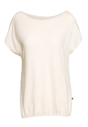 Luźny biały top z krótkim rękawem, szerokim, okrągłym dekoltem i elastycznym dołem, prezentowany na jednolitym tle.