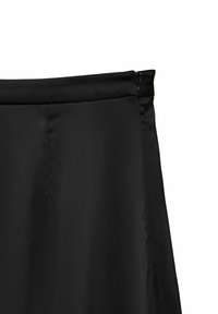 Czarna spódnica o gładkim, matowym wykończeniu, z paskiem w talii, bocznym zamkiem błyskawicznym i prostym krojem o czystych liniach.