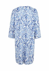 Vestido azul y blanco con estampado, de corte suelto, escote en V y mangas tres cuartos. Presenta diseños florales y de cachemira en tela ligera.