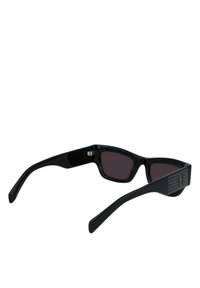 Occhiali da sole neri con finitura lucida, lenti rettangolari e un motivo testurizzato sulle estremità delle astine. Le lenti sono di un viola scuro.