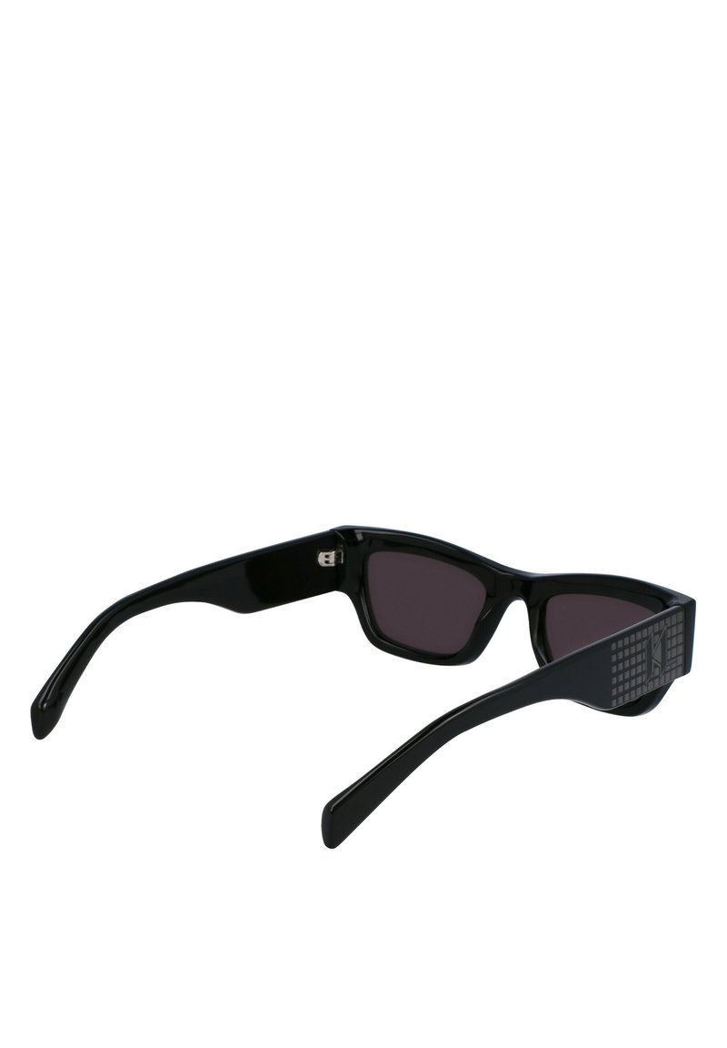 Lunettes de soleil noires avec une finition brillante, des verres rectangulaires et un motif texturé sur les embouts des branches. Les verres sont d'un violet foncé.