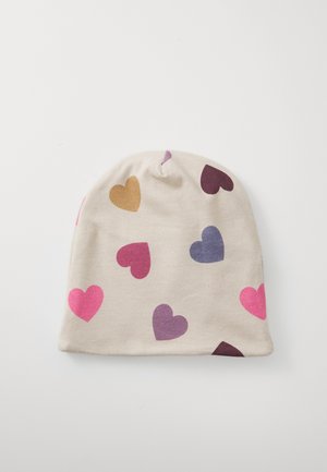 Beanie-hatt laget av mykt stoff, lys beige farge med flerfargede hjerter i rosa, lilla, brun og maroon. Sømløst design med avrundet topp.