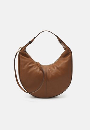Sac à main en cuir marron en forme de croissant avec une petite poignée et une bandoulière amovible, présenté sur un fond blanc uni.