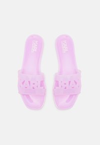 Rosa genomskinliga slidesandaler med en formad sula, med det präglade varumärket "KARL" på den övre remmen. Platt och öppen tådesign.