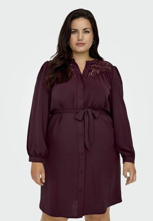 Mauve knielang jurk met lange pofmouwen, kantdetails op de schouders, een strikband in de taille en een losse pasvorm. Gladde stoftextuur.
