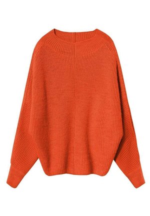 Nahaufnahme einer Person, die einen strukturierten, gestrickten orangen Pullover mit geripptem Rundhalsausschnitt trägt.