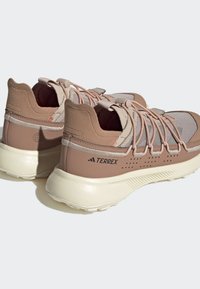Adidas Terrex VOYAGER 21 TRAVEL - Hikingskor -  taupe taupe met impact orange