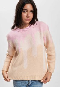 Lett genser i myke pastellfarger, med gradientdesign i rosa og beige med dryppmønster, ribbestrikket hals og mansjetter.