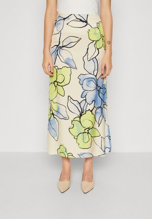 Crème-kleurige midi-rok met blauwe en groene bloempatronen, voorzien van een gladde textuur en een aansluitende taille, gecombineerd met beige puntige schoenen.