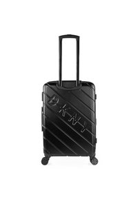 Maleta rígida negra con surcos diagonales, logo "DKNY" estampado, asa telescópica y cuatro ruedas para facilitar su movilidad.