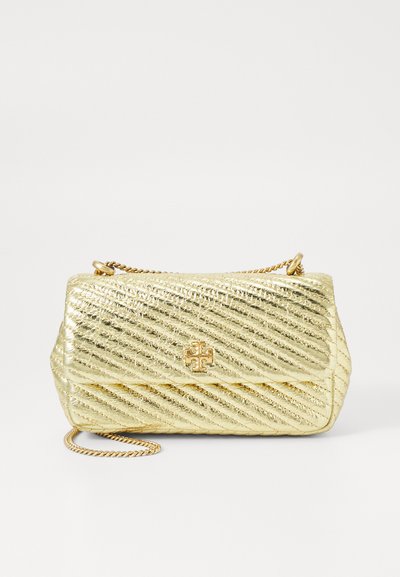 Bolso de mano acolchado dorado con una correa de cadena, que presenta patrones diagonales y un acento central con el logo. El acabado texturizado añade profundidad.