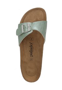 Sandal de slide metálico verde con material superior texturizado, hebilla ajustable con rhinestones y plantilla de ante marrón.