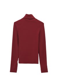 Czerwony golf z długimi rękawami, wykonany z gładkiego, elastycznego materiału. Ma dopasowany krój oraz wysoki, prążkowany kołnierz.