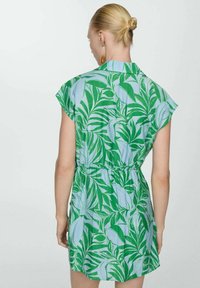 Rochie cu model floral verde și albastru, cu guler, mâneci scurte și talie elastică, având o croială relaxată și lejeră.