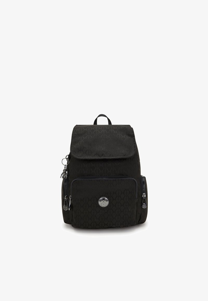 Mochila negra fabricada con un patrón geométrico, con una tapa superior, un bolsillo con cremallera en la parte frontal y un acento de logo redondo en la parte delantera.
