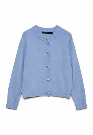 Svetlo modra pletena jopica z okroglim izrezom, manšetami z rebrasto tkanino in gumbi v obliki školjk iz zlata spredaj. Teksturirana tkanina, krajšan kroj.