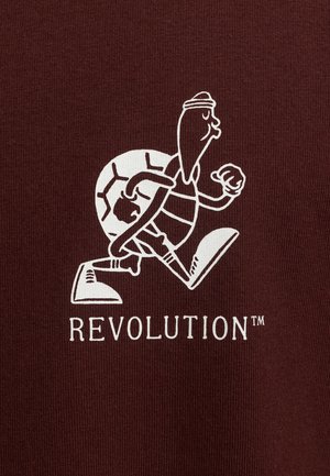 Bordeauxkleurige stof met een witte grafiek van een schildpad die een hoed draagt en rent, met daaronder de tekst "REVOLUTION™".