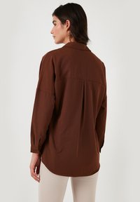 LELA Užsagstoma palaidinė - brown