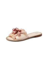 Sandal flat con una base in pelle beige, caratterizzata da un accento in frangia pesca e elementi decorativi in tessuto intrecciato nei toni del rosso e del rosa.