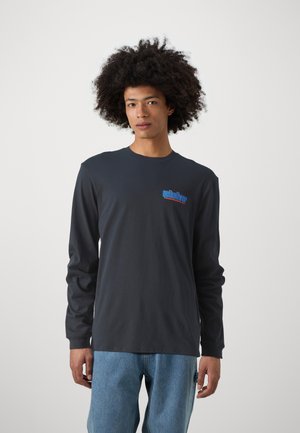 Langarm, donkergrijs katoenen t-shirt met een blauw en rood "Quiksilver" logo op de linkerkant van de borst. Relaxte pasvorm met een eenvoudig ontwerp.