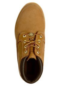 Botte de travail en cuir marron clair avec lacets jaunes et rouges, œillets métalliques, coutures détaillées et col rembourré noir vue de dessus.